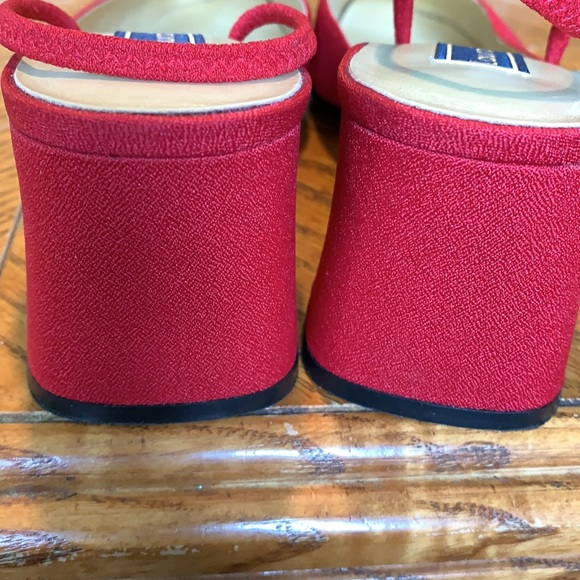 LAURA  SCOTT - Picture 5 of 9